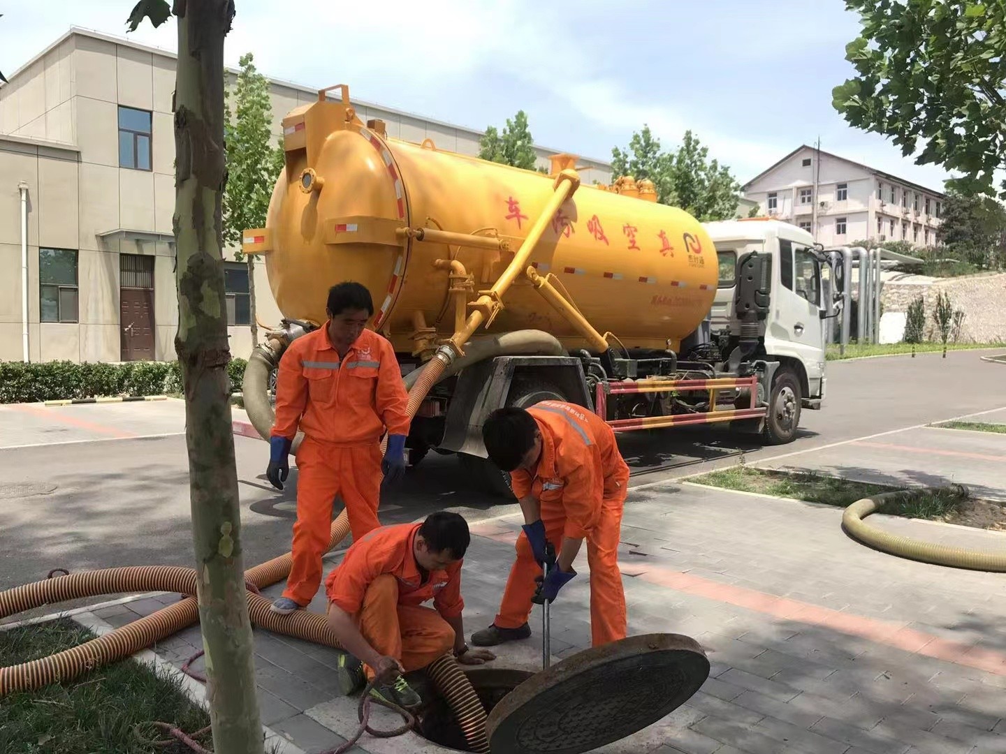 文成管道疏通车停在窨井附近