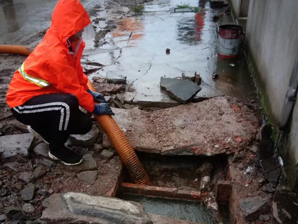 文成专业清理污水池 炜誉市政以规范流程守护城市 “肠道”