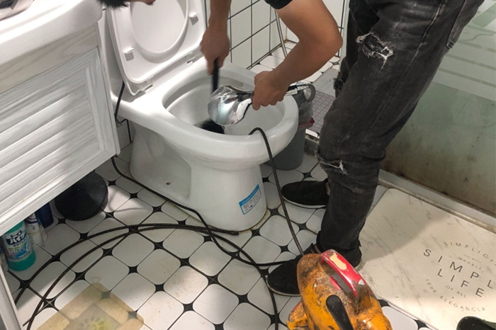 文成马桶堵塞自己疏通还是找师傅?专业上门服务让你省时更省心