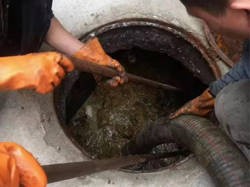 文成清理化粪池时如何避免沼气的危害?